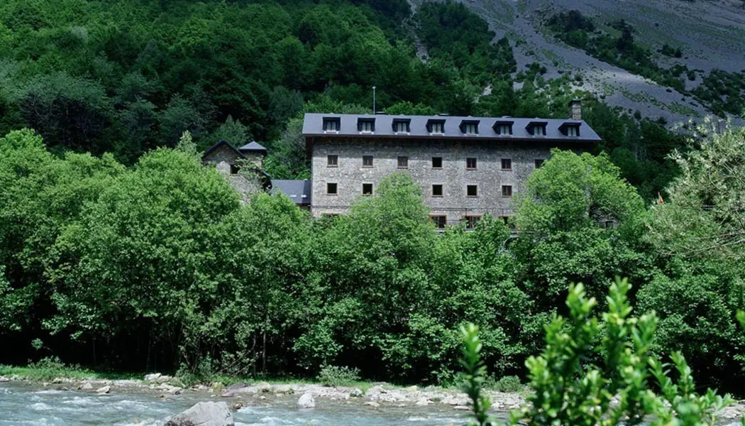 Bielsa-Parador-en-Pirineos Vista exterior parador de Bielsa en Pirineos