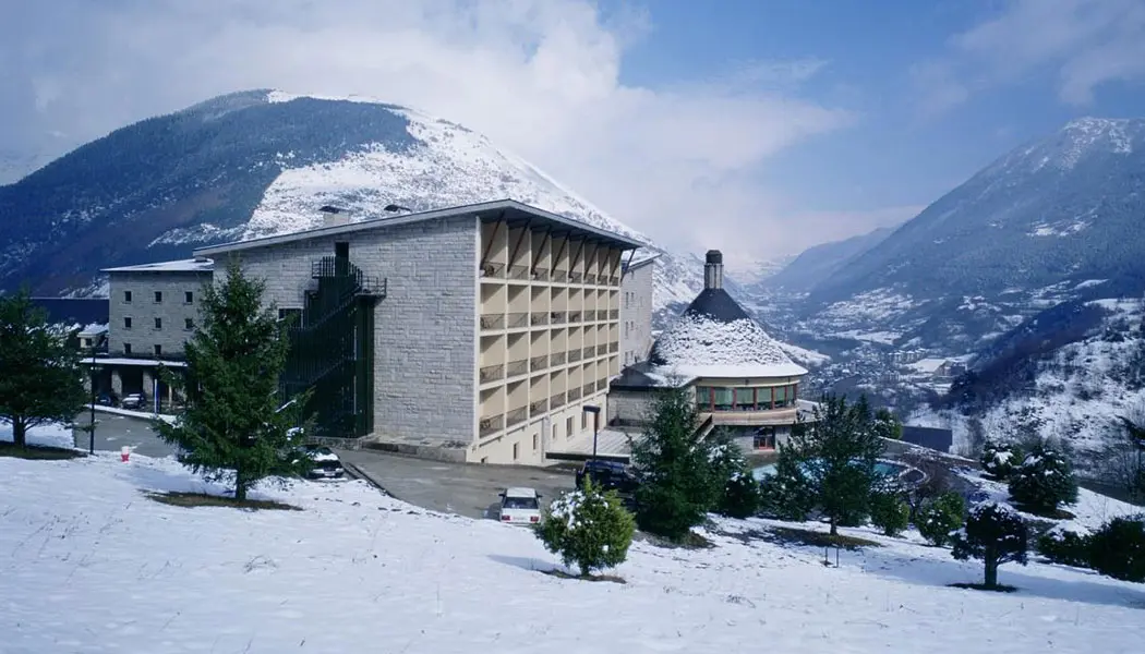 Parador-de-Vielha-en-pirineos Parador de Vielha en Pirineos durante el inverno nevado