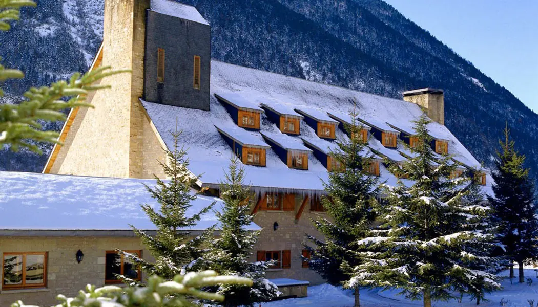 parador-arties-en-pirineos Exterior nevado Parador de arties en Pirineos